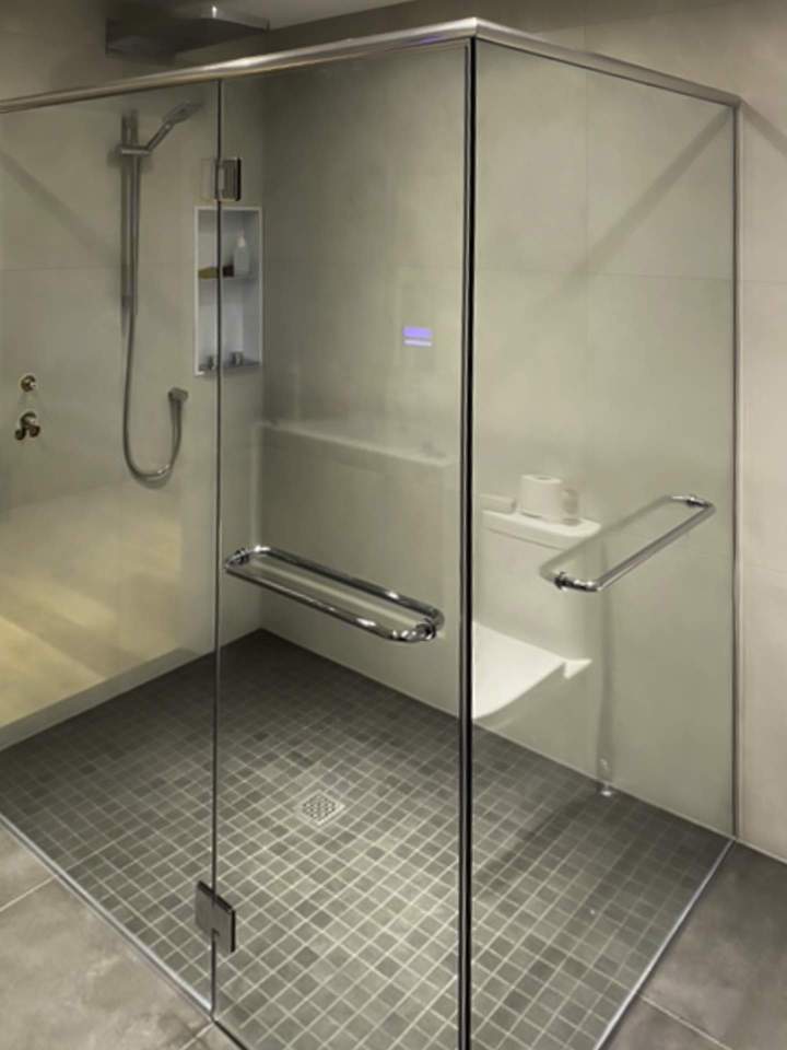 Des professionnels en installation de vitre de douche sur mesure